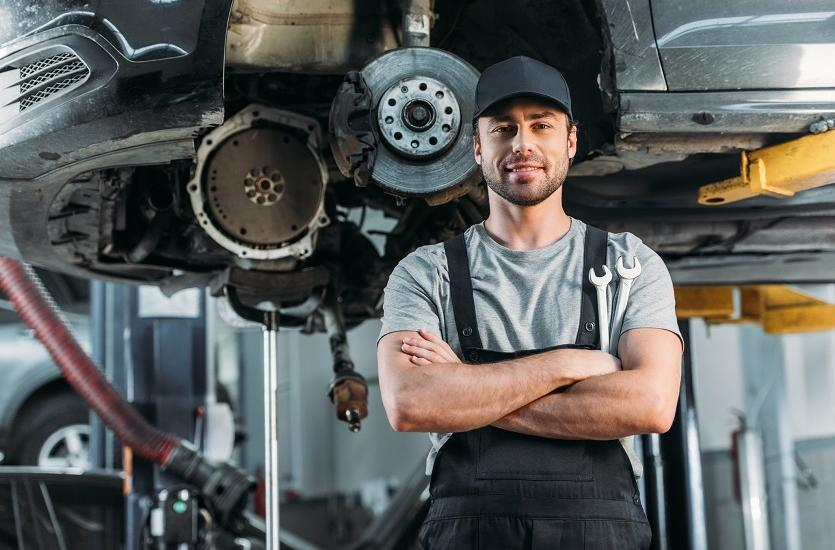 Profesjonalny mechanik samochodowy przy pracy w warsztacie